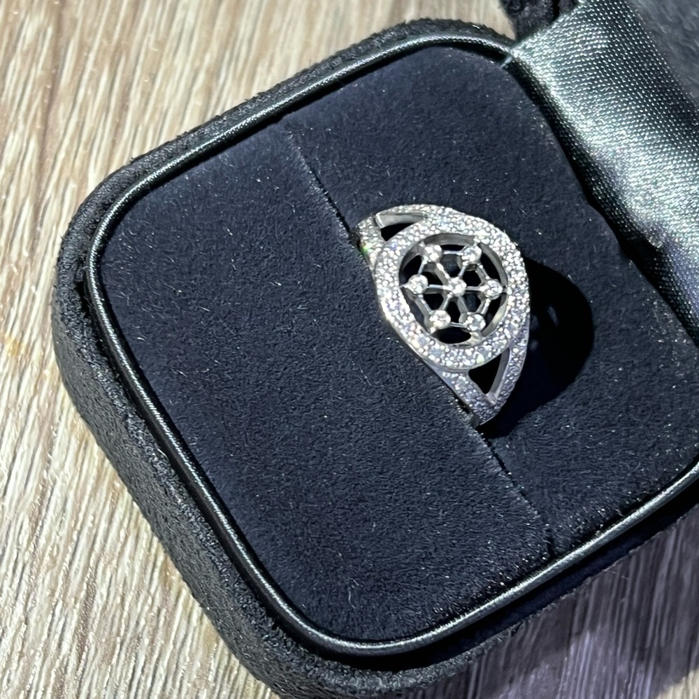 Tiffany & Co. voile platinum and diamond‎ ring - Picture 2 of 15